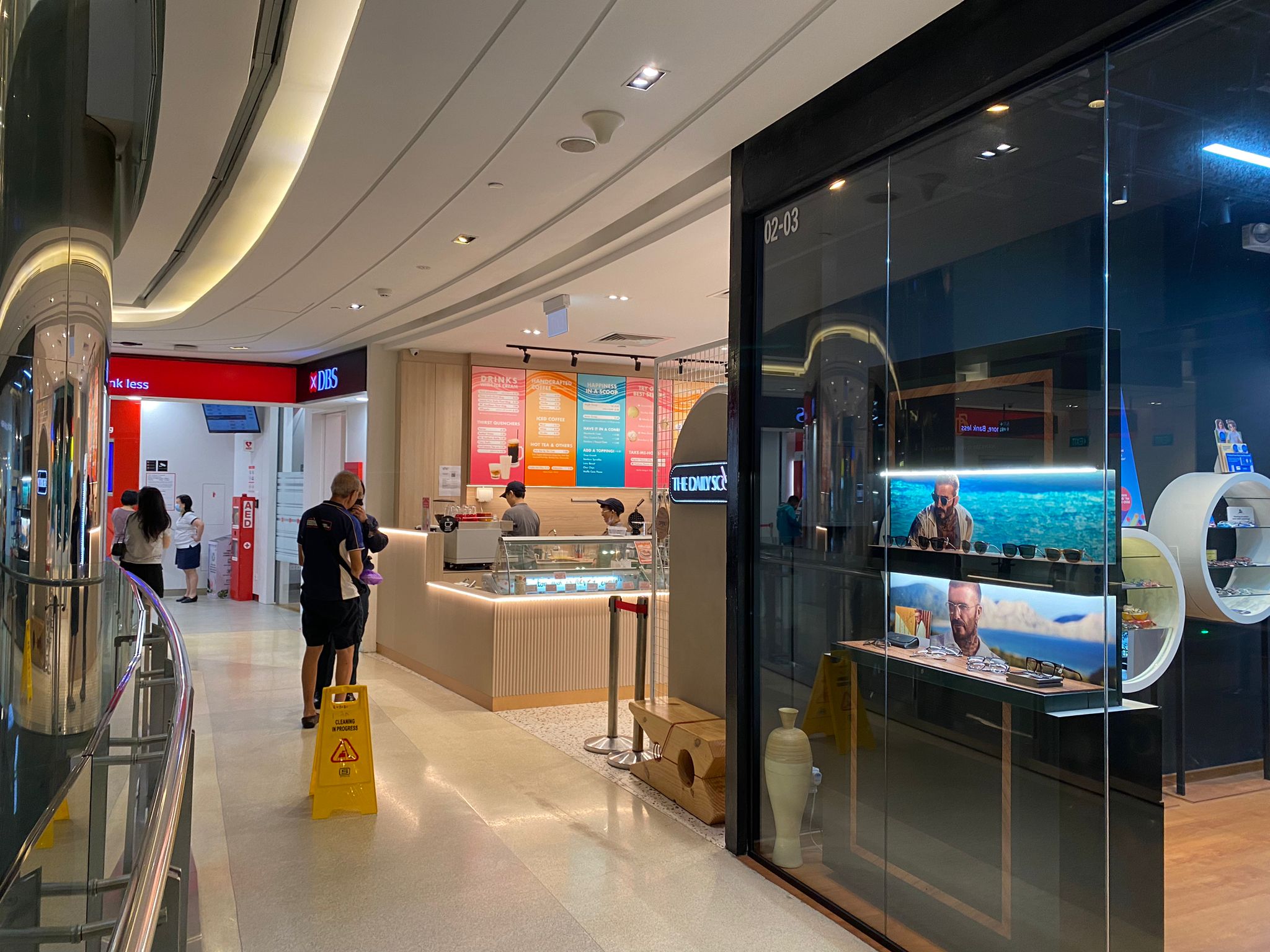 Prime ground floor retail unit / takeaway F&B @ Raffles Holland V