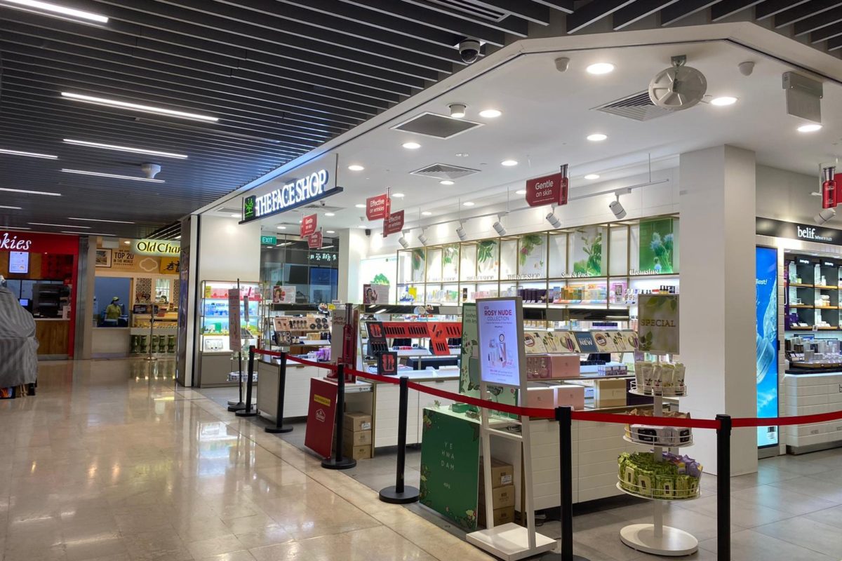 F&B Kiosk At Super Crowded Orchard Mrt